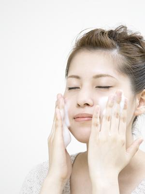 【2025年最新版】新宿で話題のハーブピーリング徹底解説！美肌を叶える最先端ケアの全て